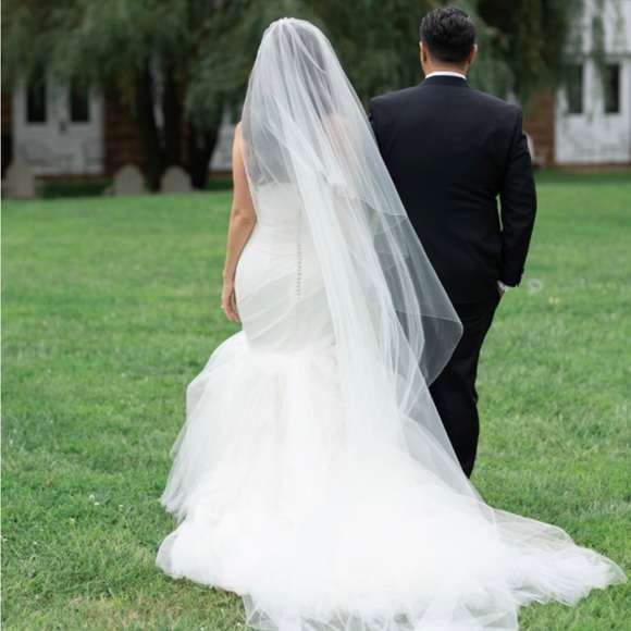 Vera Wang “Pavlova” wedding gown! - Picture 5 of 8